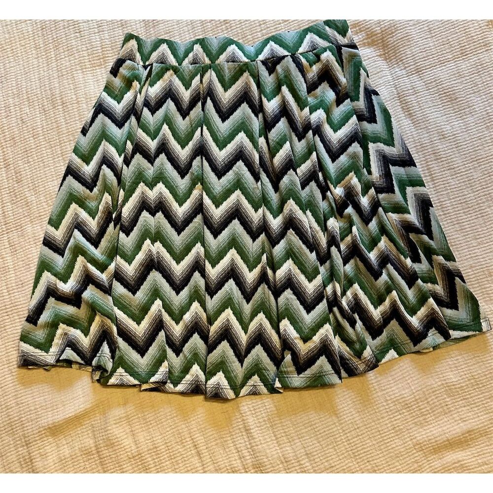 LuLaRoe Madison Women's XL Flare Skirt Green Geometric Knee Length